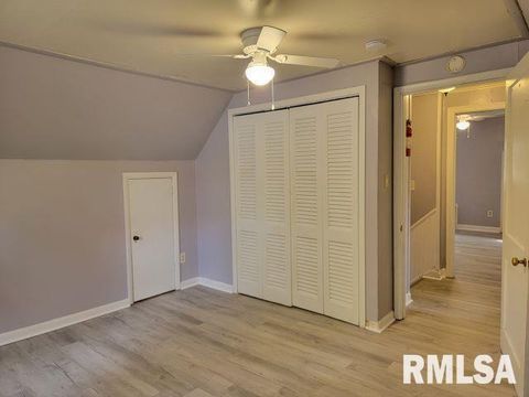 Tiny photo for 904 W Linden St Street, Carbondale, IL 62901 (MLS # EB460720)