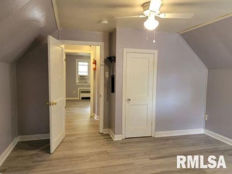 Tiny photo for 904 W Linden St Street, Carbondale, IL 62901 (MLS # EB460720)