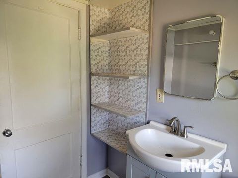 Tiny photo for 904 W Linden St Street, Carbondale, IL 62901 (MLS # EB460720)