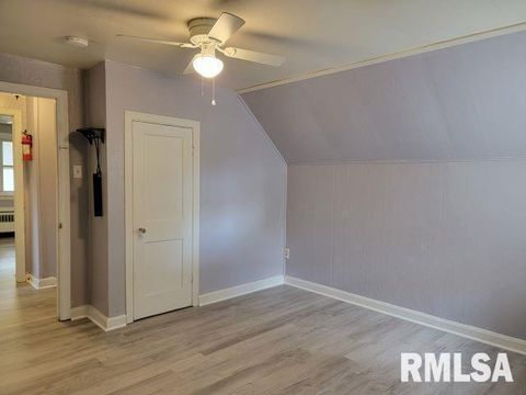 Tiny photo for 904 W Linden St Street, Carbondale, IL 62901 (MLS # EB460720)