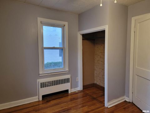 Tiny photo for 904 W Linden St Street, Carbondale, IL 62901 (MLS # EB460720)