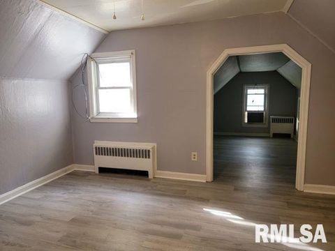 Tiny photo for 904 W Linden St Street, Carbondale, IL 62901 (MLS # EB460720)