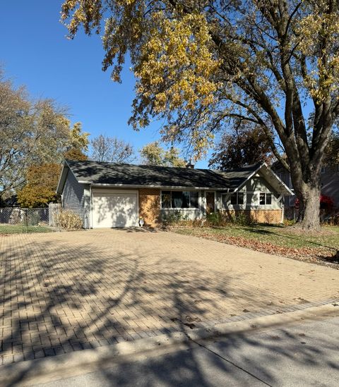 Photo of 655 W Comstock Avenue, Elmhurst, IL 60126 (MLS # 12544875)