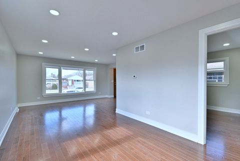 Tiny photo for 5435 N Mobile Avenue, Chicago, IL 60630 (MLS # 12598161)