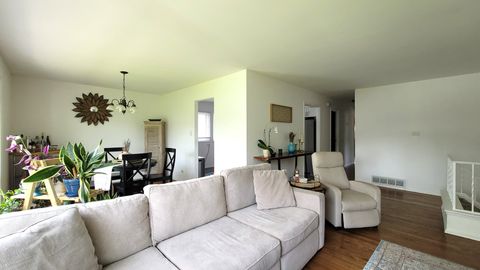 Tiny photo for 1360 Devonshire Lane, Hoffman Estates, IL 60169 (MLS # 12548114)