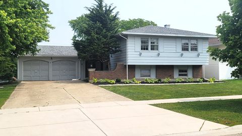 Photo of 1360 Devonshire Lane, Hoffman Estates, IL 60169 (MLS # 12548114)