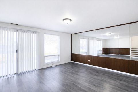 Tiny photo for 1360 Devonshire Lane, Hoffman Estates, IL 60169 (MLS # 12548114)