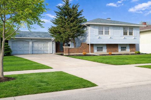 Tiny photo for 1360 Devonshire Lane, Hoffman Estates, IL 60169 (MLS # 12548114)