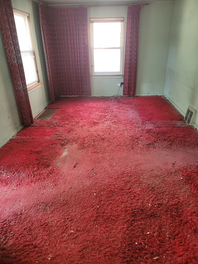 10055 S Oglesby Avenue