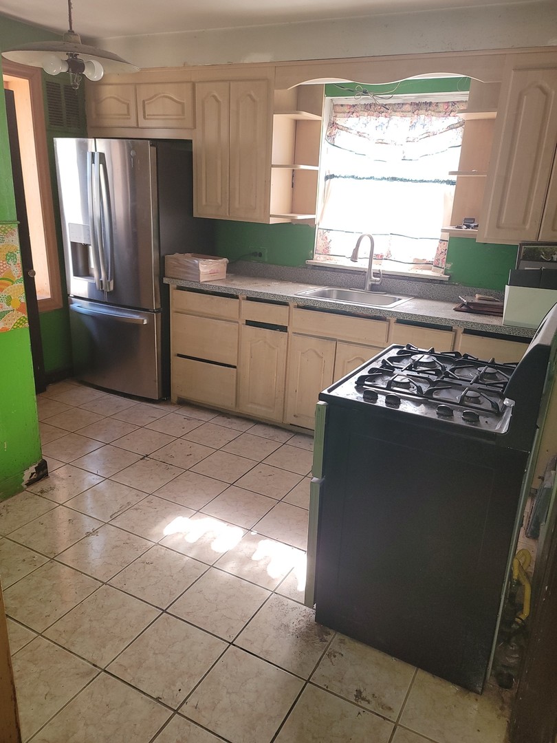 10055 S Oglesby Avenue