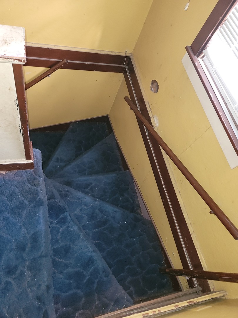 10055 S Oglesby Avenue