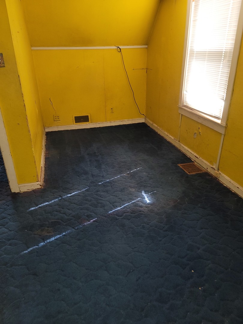 10055 S Oglesby Avenue