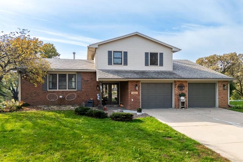 Photo of 6005 Dodds Drive, Bettendorf, IA 52722 (MLS # 12791204)