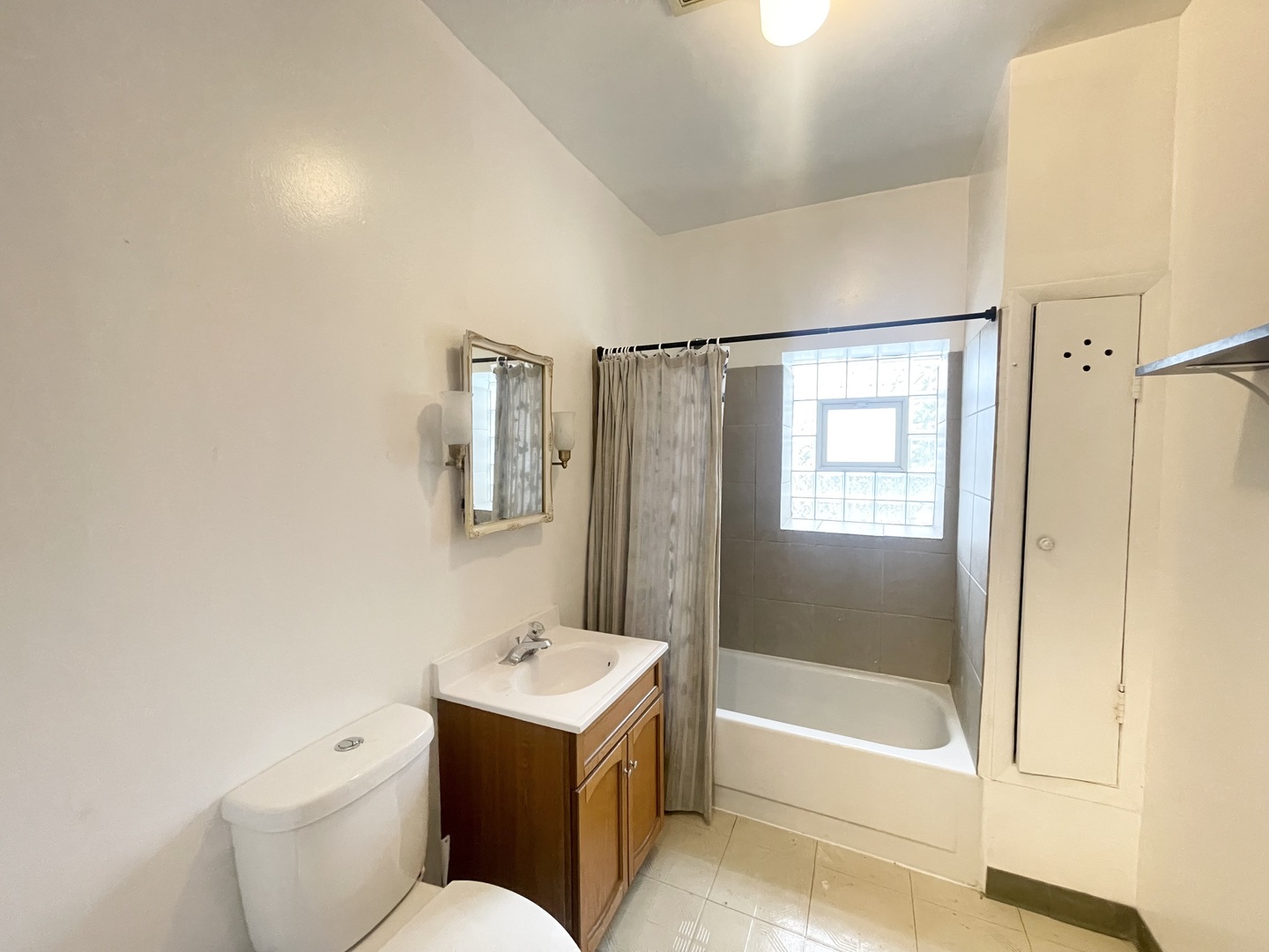 Chicago, Illinois 60647, United States, 2 Bedrooms Bedrooms, ,1 BathroomBathrooms,Residential,Active,231150