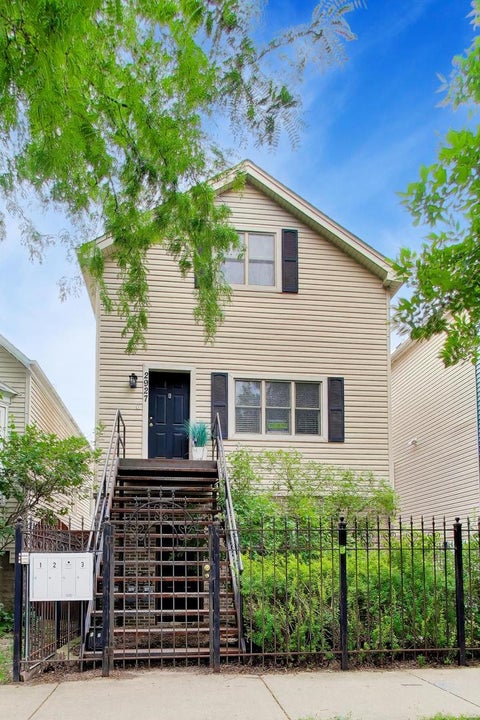 Photo of 2927 N Gresham Avenue #1, Chicago, IL 60618 (MLS # 12711934)