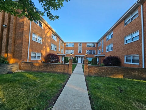 Photo of 6925 W 64th Place #2f, Chicago, IL 60638 (MLS # 12673405)