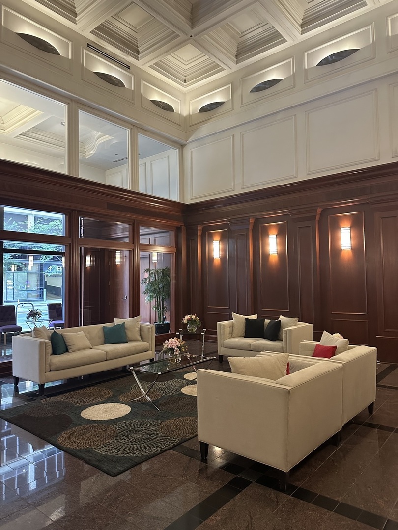 212 W Washington Street 1002