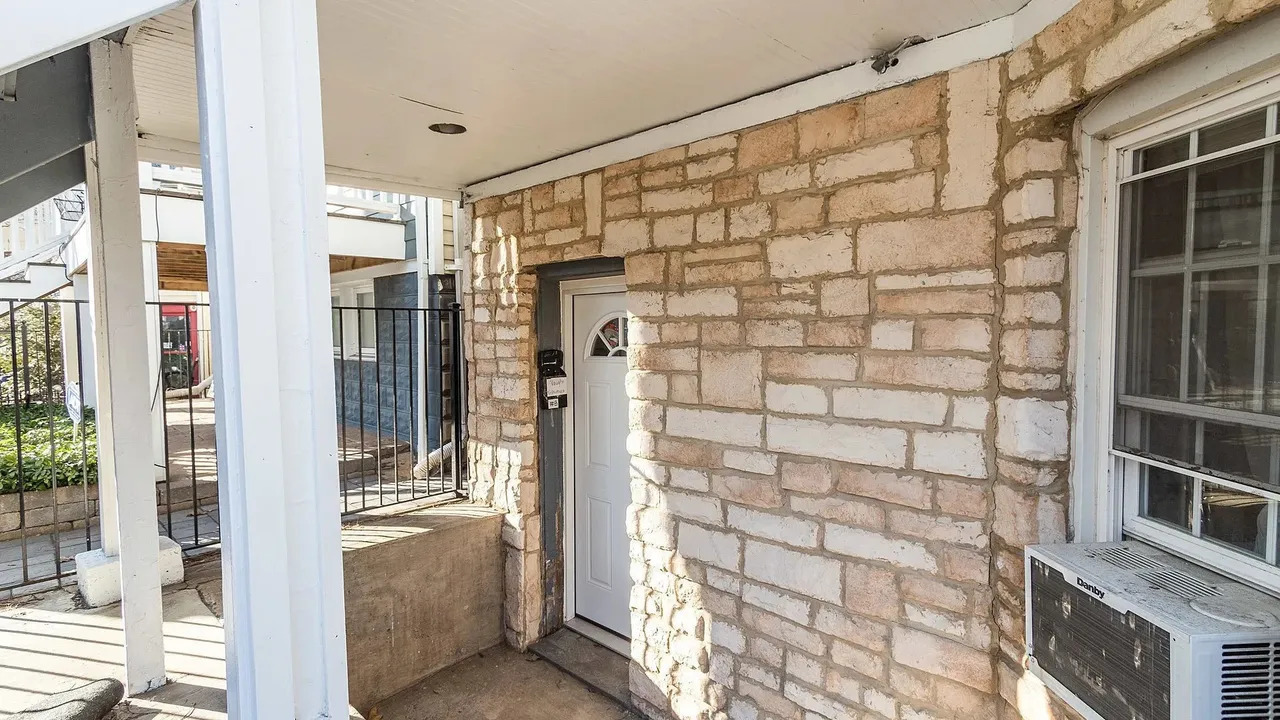 1308 W Byron Street G