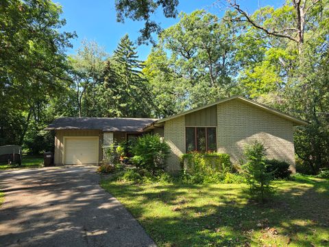 905 HICKORY Road Woodstock IL 60098