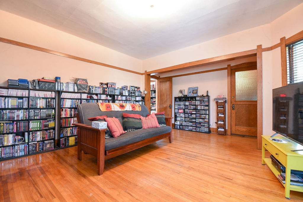 2123 W Touhy Avenue