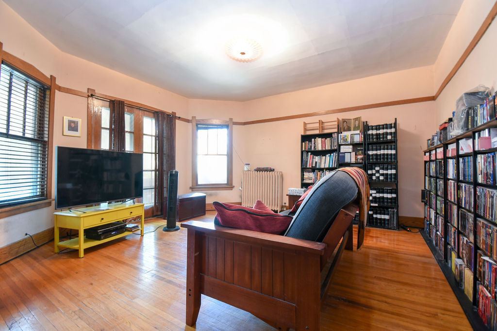 2123 W Touhy Avenue