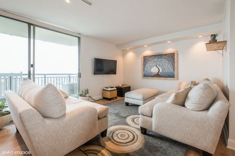 Tiny photo for 6007 N Sheridan Road #31J, Chicago, IL 60660 (MLS # 12434780)