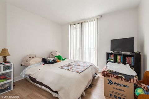 Tiny photo for 6007 N Sheridan Road #31J, Chicago, IL 60660 (MLS # 12434780)