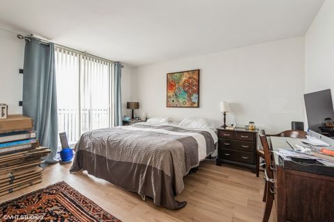 Tiny photo for 6007 N Sheridan Road #31J, Chicago, IL 60660 (MLS # 12434780)