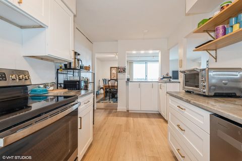 Tiny photo for 6007 N Sheridan Road #31J, Chicago, IL 60660 (MLS # 12434780)