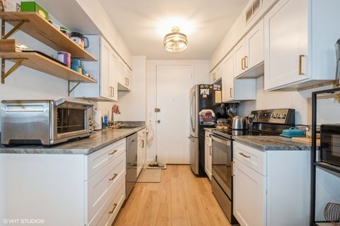Tiny photo for 6007 N Sheridan Road #31J, Chicago, IL 60660 (MLS # 12434780)