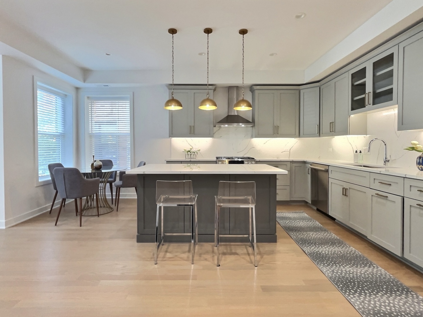 847 W Ainslie Street 2W