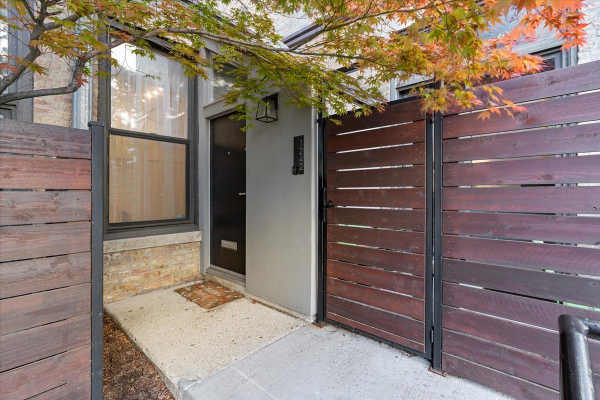 1242 W Fullerton Avenue 1M