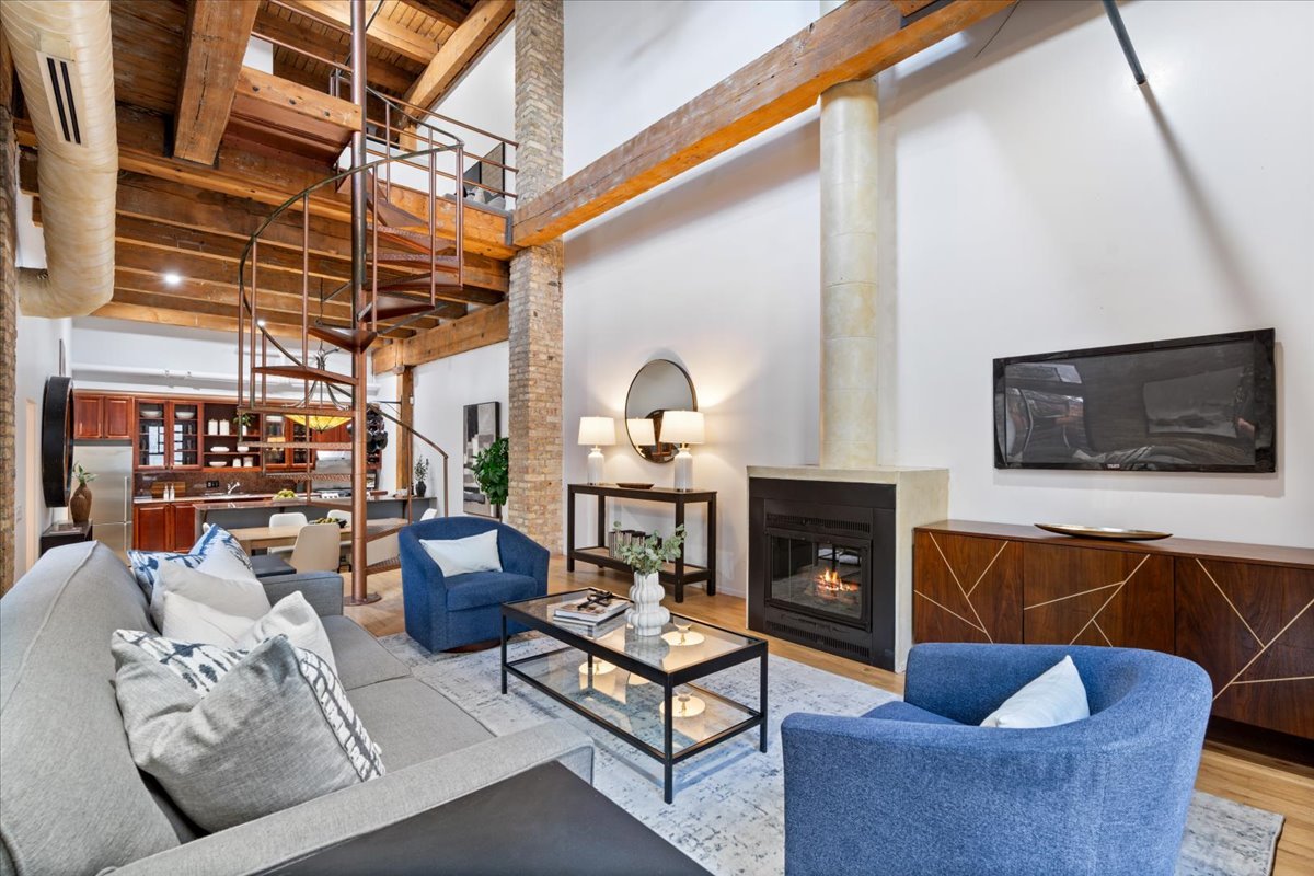 1242 W Fullerton Avenue 1M