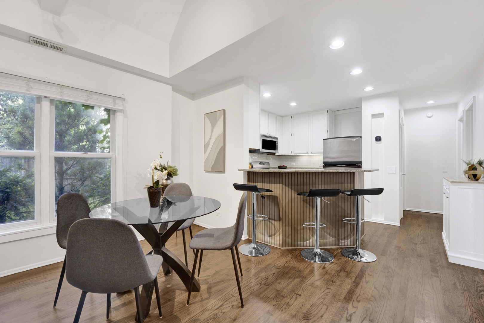 3045 N Kenmore Avenue 1R