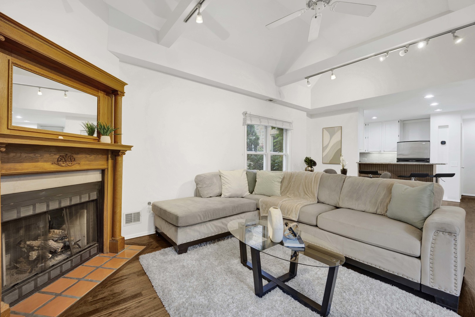 3045 N Kenmore Avenue 1R