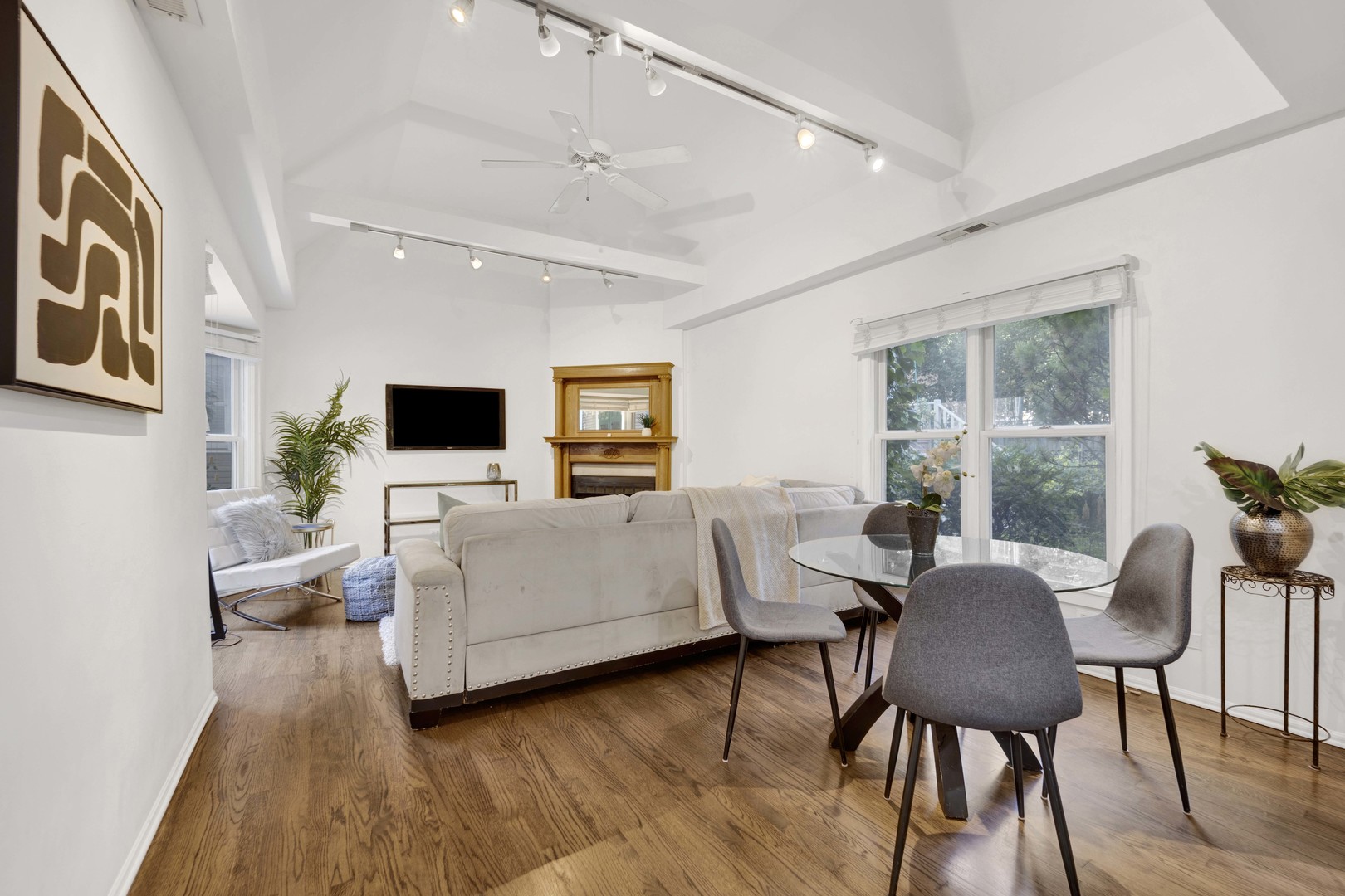 3045 N Kenmore Avenue 1R