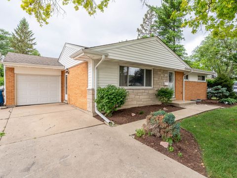 Photo of 454 E Park Avenue, Elmhurst, IL 60126 (MLS # 12457502)