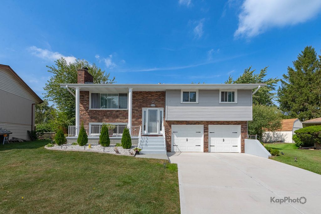 Photo for 818 Brentwood Court, Schaumburg, IL 60193 (MLS # 12499940)