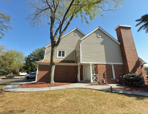 Photo of 694 Monroe Drive, Lindenhurst, IL 60046 (MLS # 12484760)