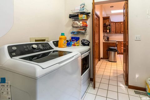 Tiny photo for 600 Deer Lake Drive W, Carbondale, IL 62901 (MLS # EB460105)