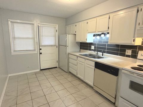 Tiny photo for 1110 W 18th Street #1E, Broadview, IL 60155 (MLS # 12521740)