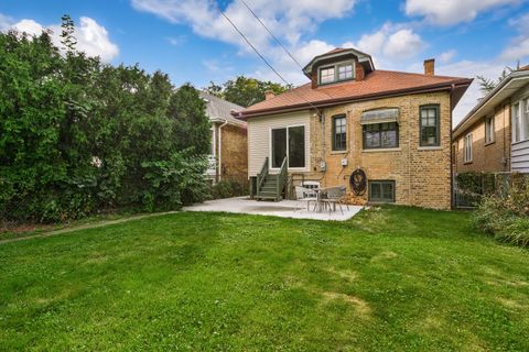 Tiny photo for 6739 N Rockwell Street, Chicago, IL 60645 (MLS # 12605291)