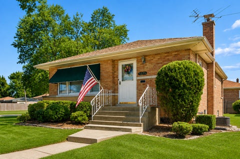 Photo of 5325 Oak Center Drive, Oak Lawn, IL 60453 (MLS # 12757256)