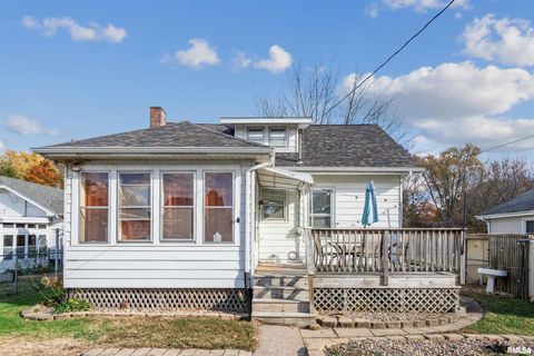 Photo of 822 28TH Street, Bettendorf, IA 52722 (MLS # QC4269284)