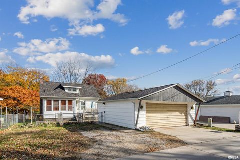 Tiny photo for 822 28TH Street, Bettendorf, IA 52722 (MLS # QC4269284)