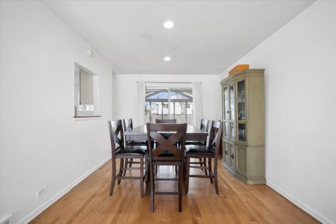 Tiny photo for 1606 W Concord Drive, Arlington Heights, IL 60004 (MLS # 12598270)