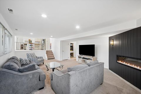 Tiny photo for 1606 W Concord Drive, Arlington Heights, IL 60004 (MLS # 12598270)