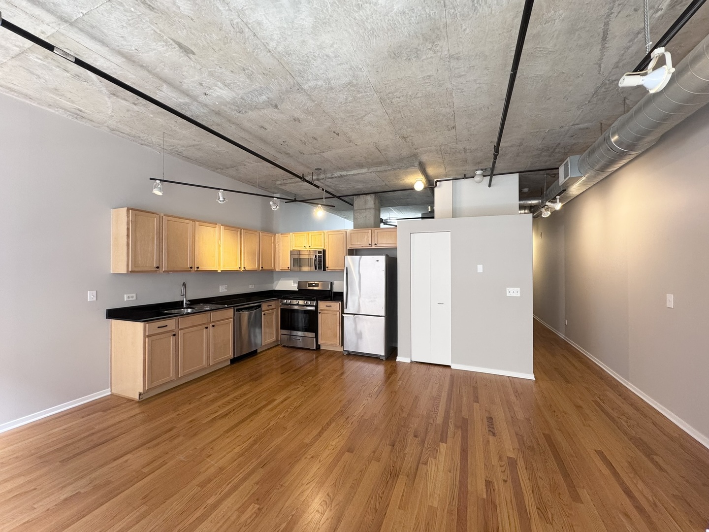 933 W Van Buren Street 424