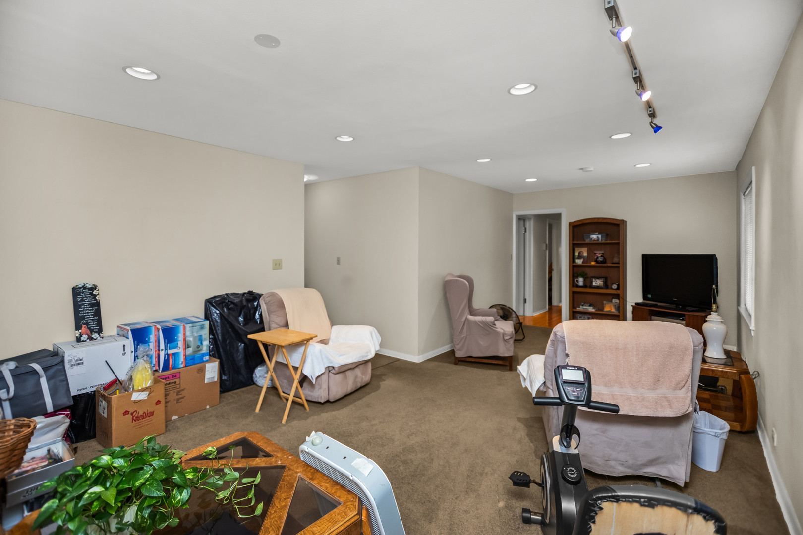 Skokie, Illinois 60077, United States, 6 Bedrooms Bedrooms, ,5 BathroomsBathrooms,Residential,Active,224989