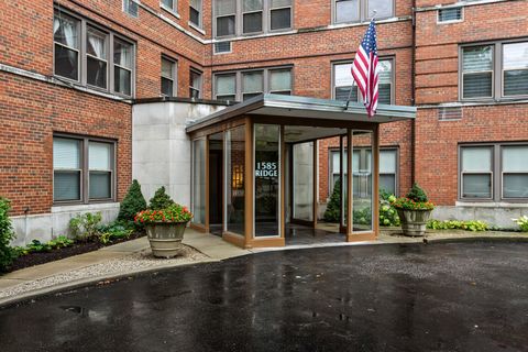 Tiny photo for 1585 Ridge Avenue #404, Evanston, IL 60201 (MLS # 12492405)